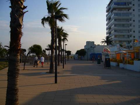 commerces et promenade devant la plage